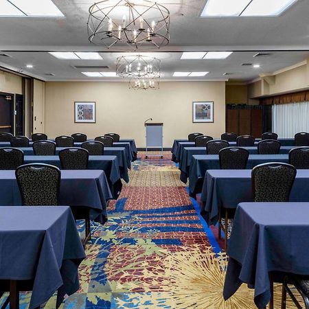 Embassy Suites By Hilton Kansas City Plaza Bagian luar foto