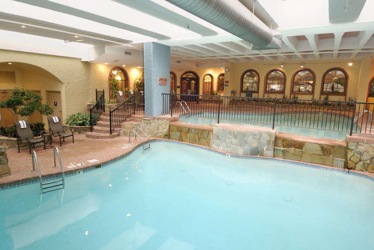 Embassy Suites By Hilton Kansas City Plaza Bagian luar foto