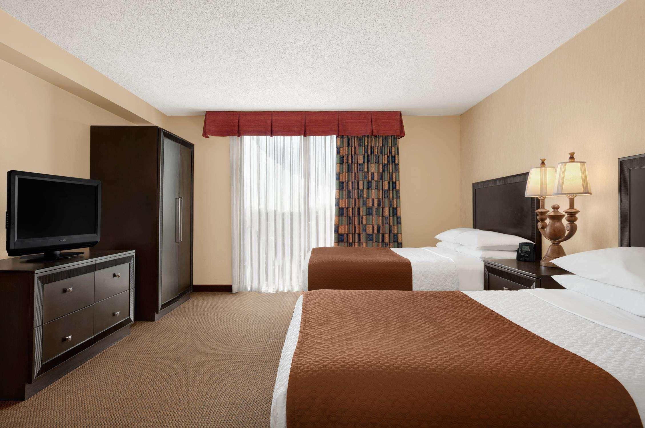 Embassy Suites By Hilton Kansas City Plaza Bagian luar foto