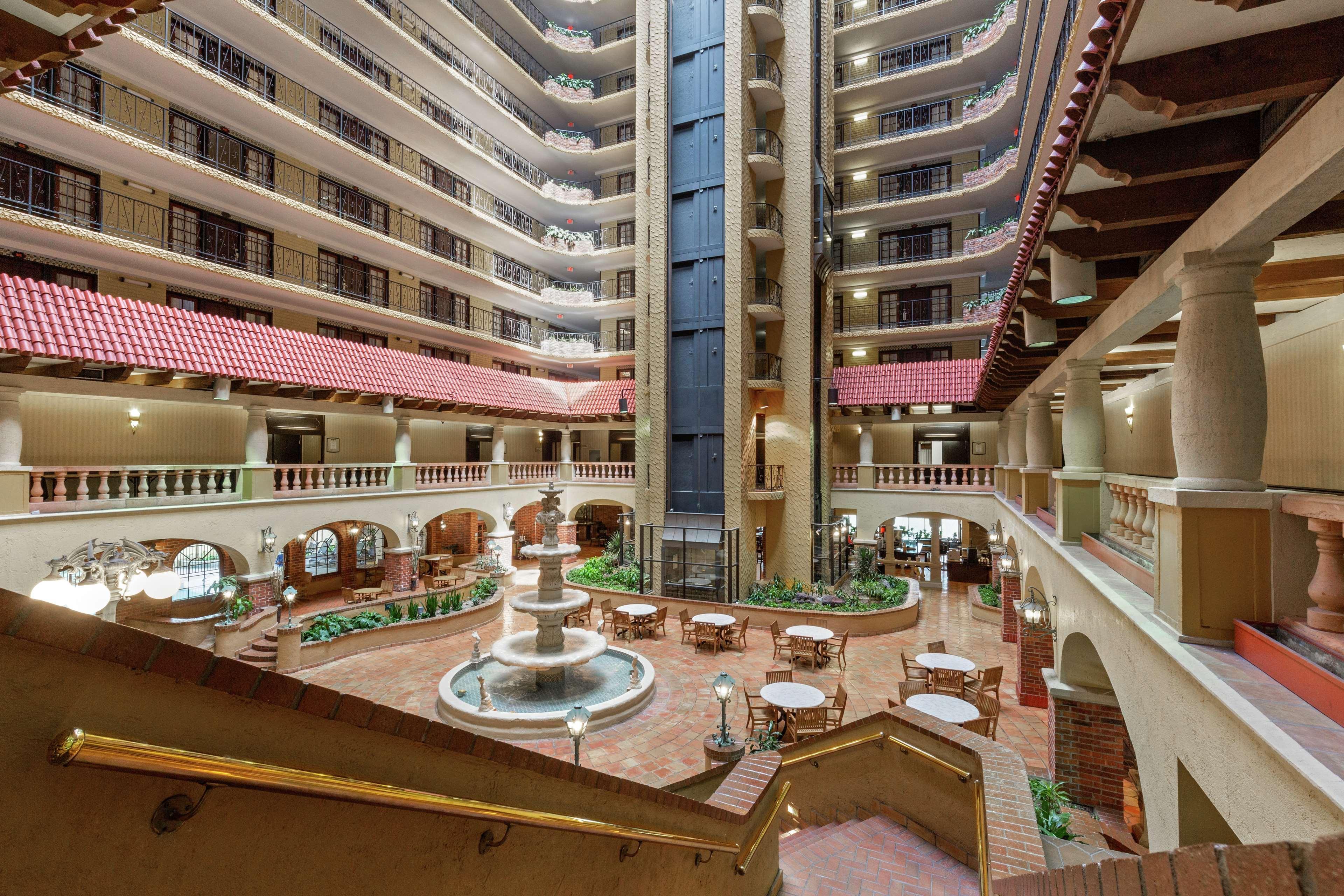 Embassy Suites By Hilton Kansas City Plaza Bagian luar foto
