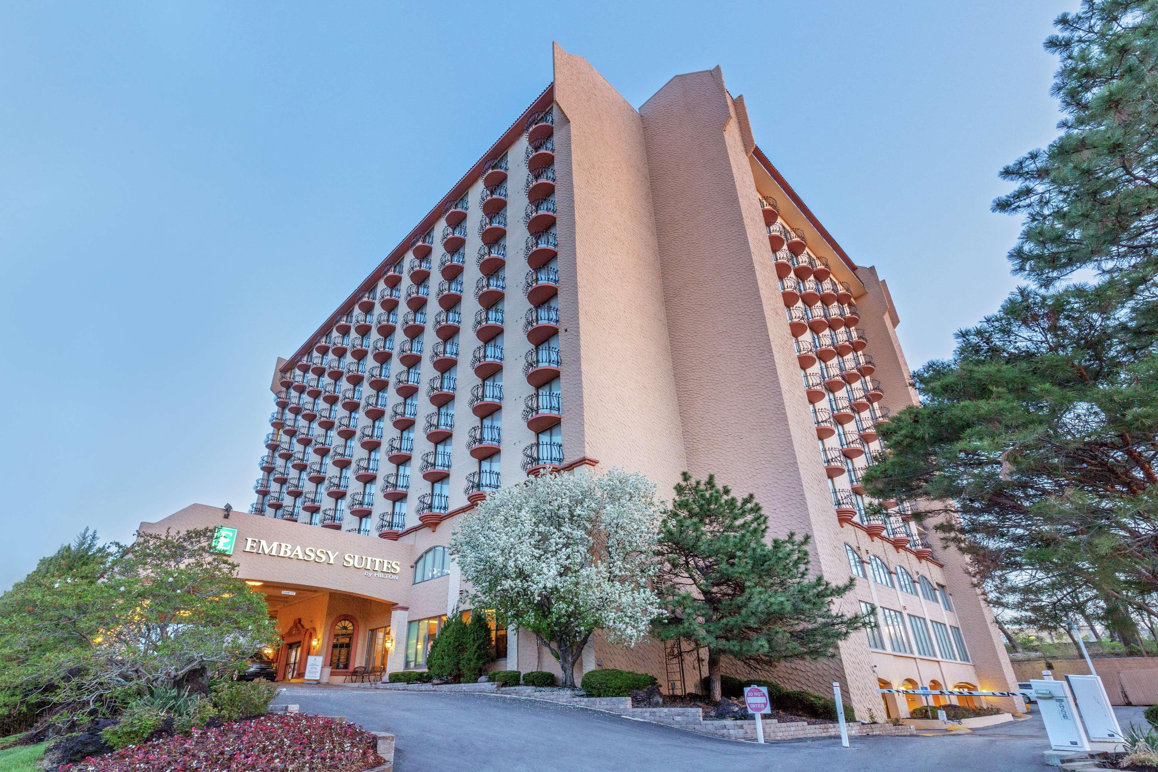 Embassy Suites By Hilton Kansas City Plaza Bagian luar foto