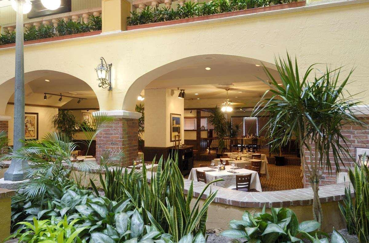 Embassy Suites By Hilton Kansas City Plaza Bagian luar foto