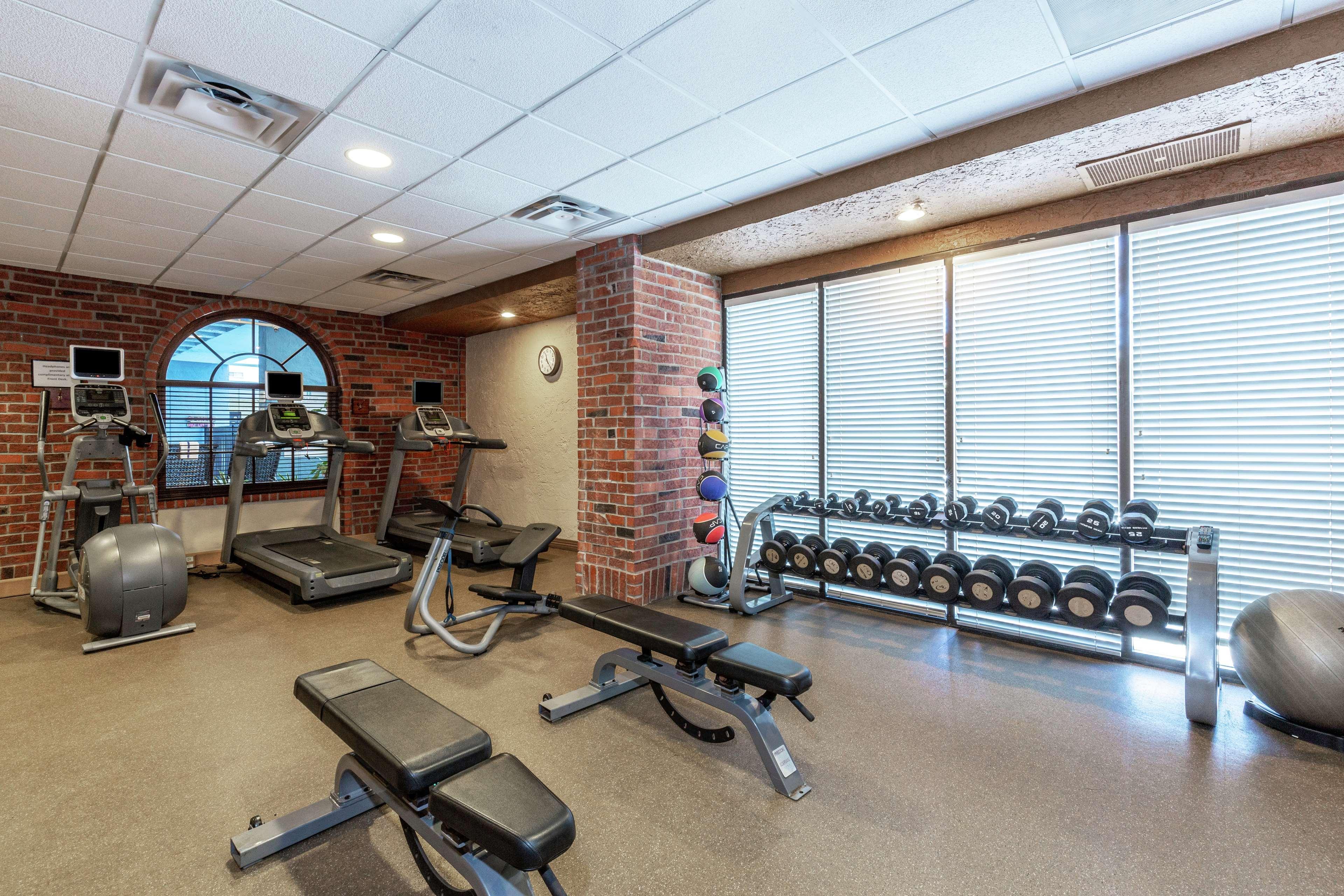 Embassy Suites By Hilton Kansas City Plaza Bagian luar foto