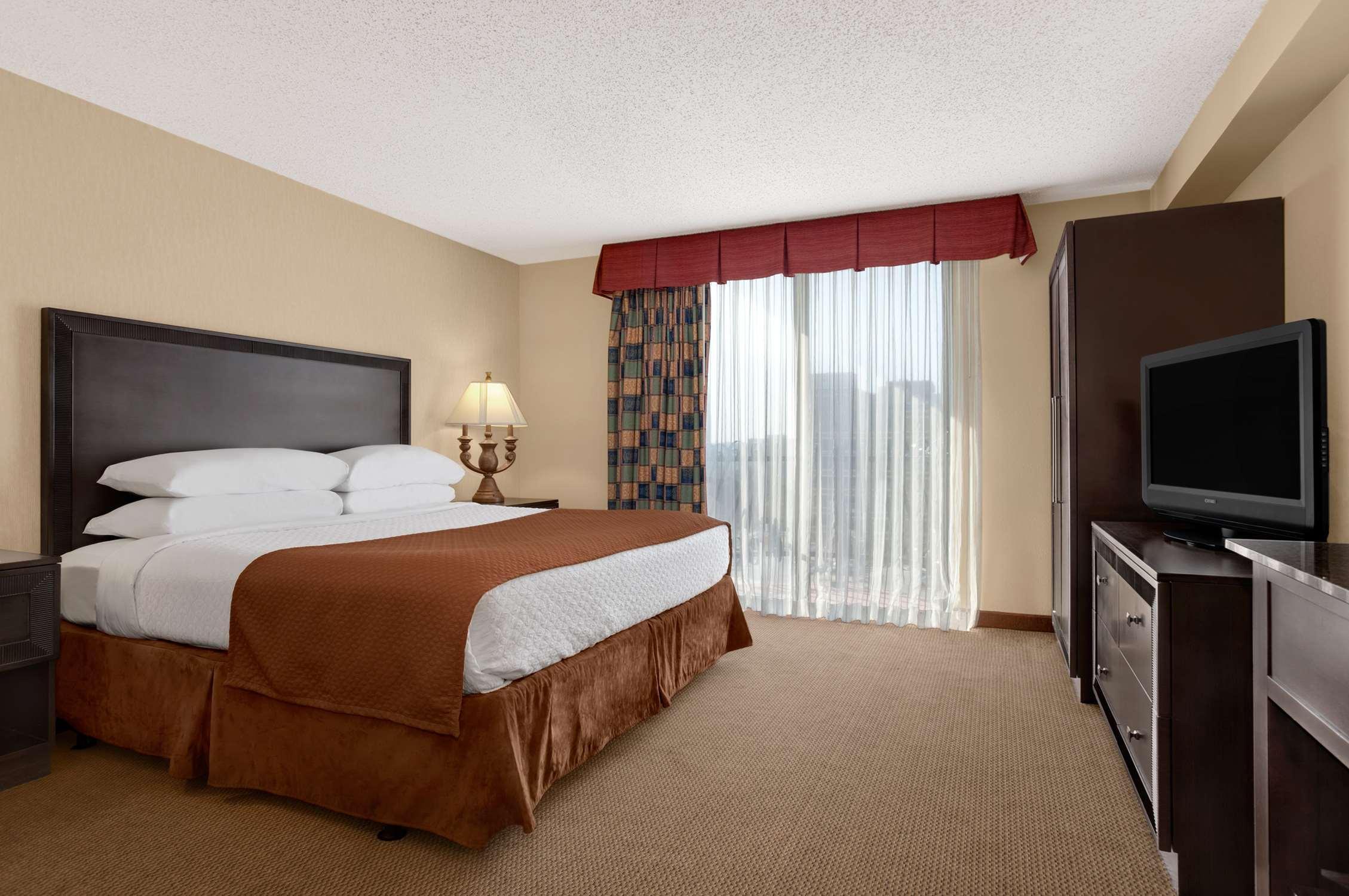 Embassy Suites By Hilton Kansas City Plaza Bagian luar foto