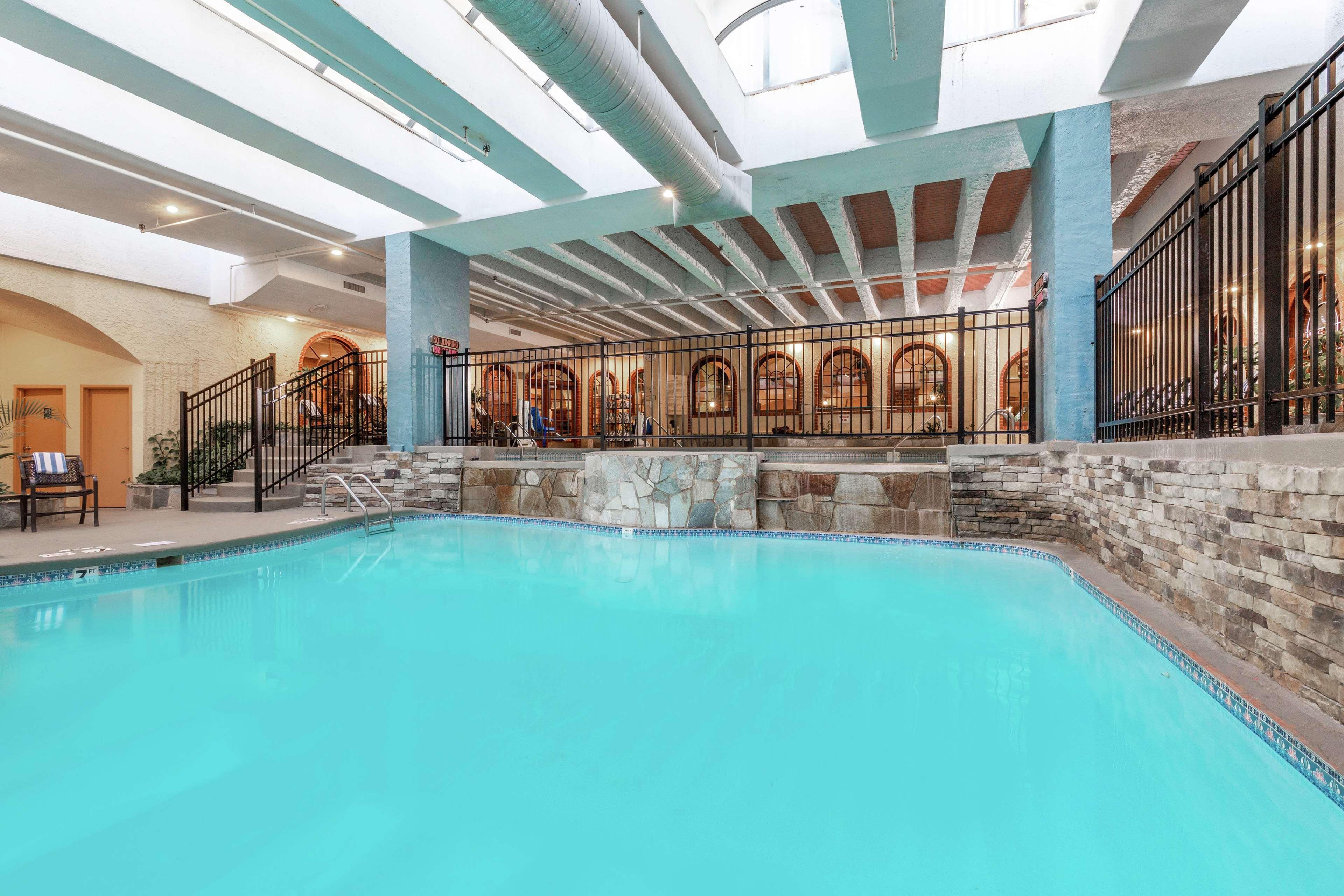 Embassy Suites By Hilton Kansas City Plaza Bagian luar foto