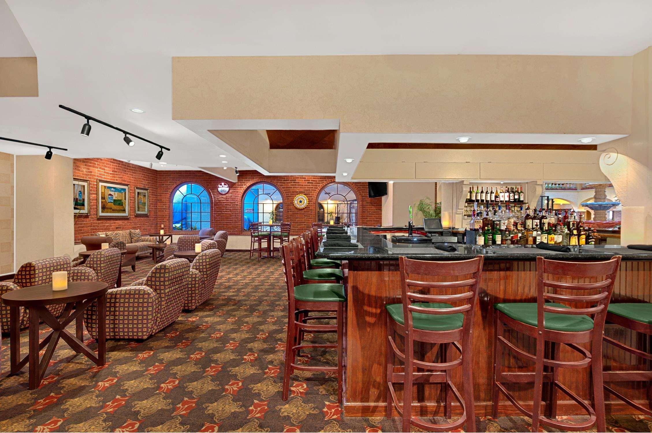 Embassy Suites By Hilton Kansas City Plaza Bagian luar foto