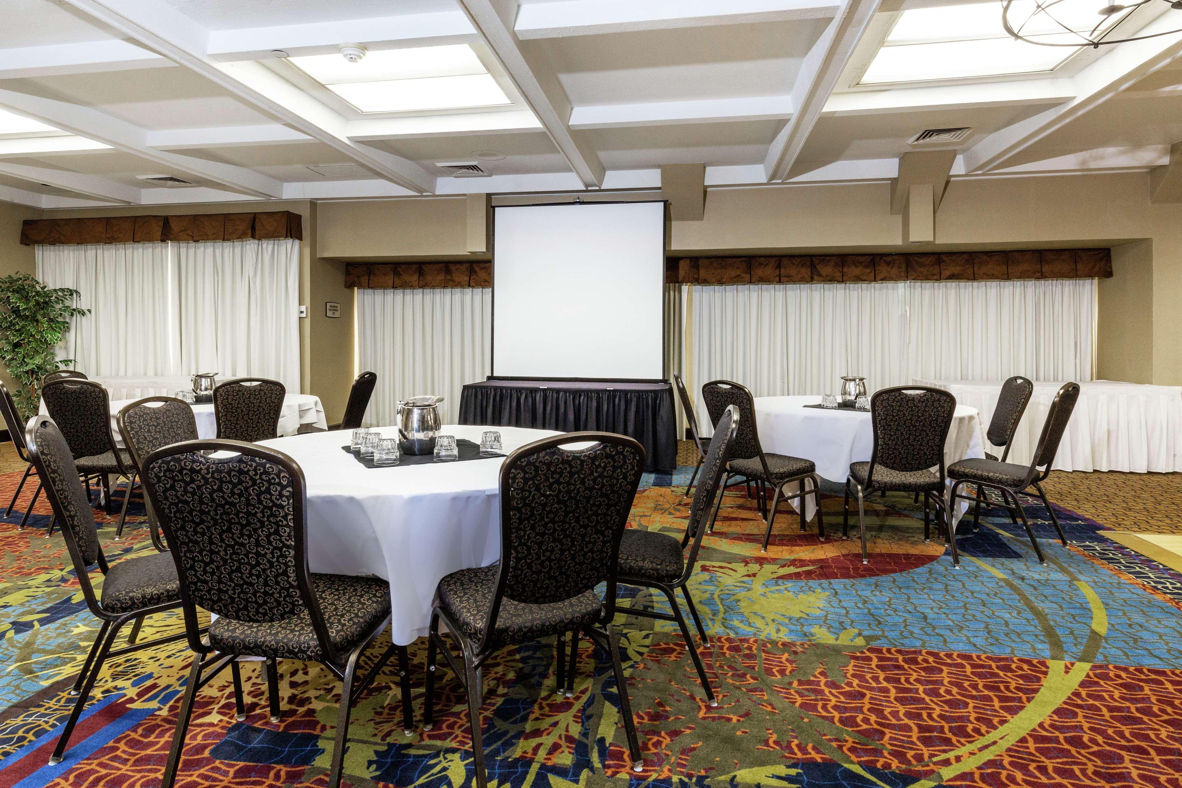 Embassy Suites By Hilton Kansas City Plaza Bagian luar foto