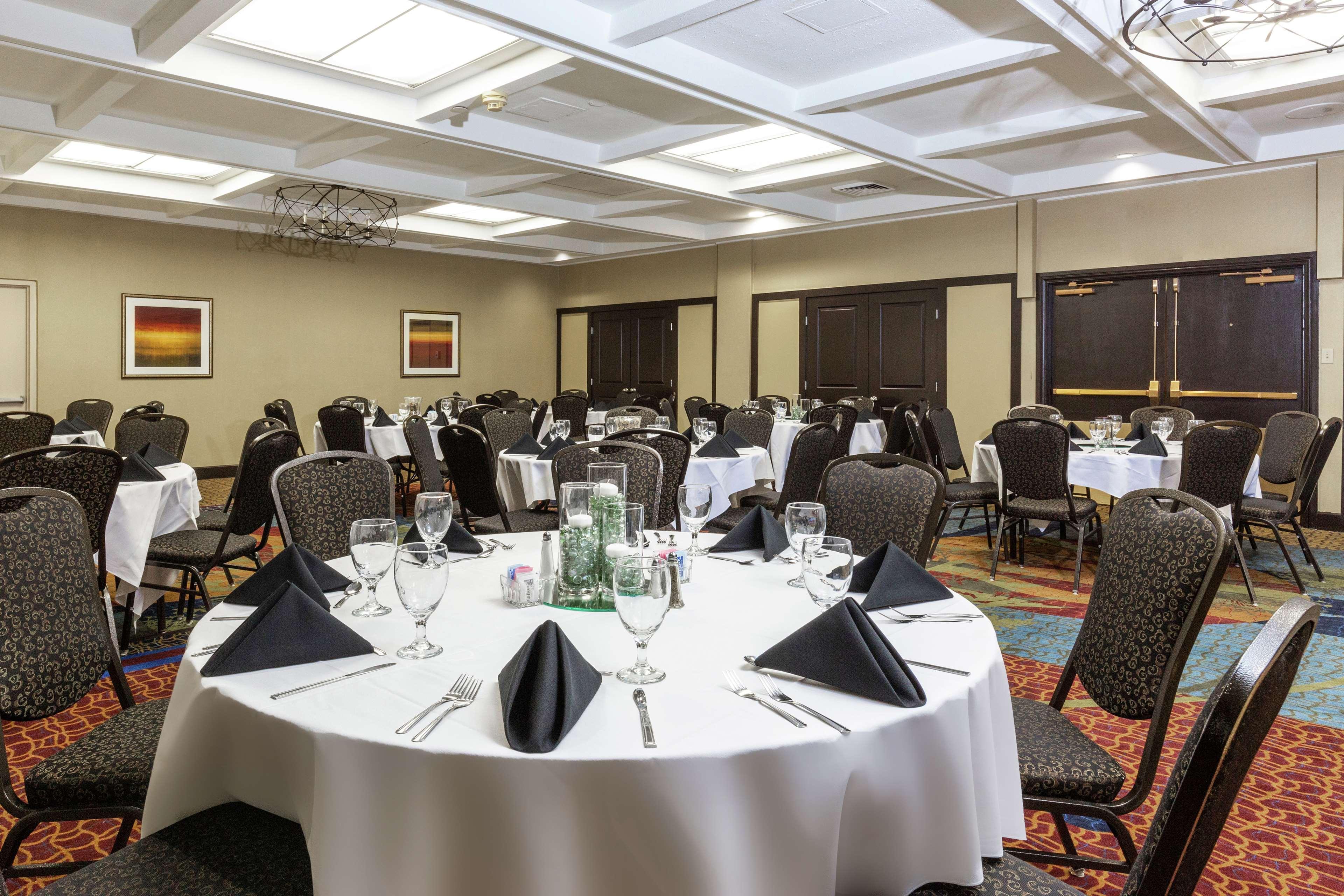 Embassy Suites By Hilton Kansas City Plaza Bagian luar foto