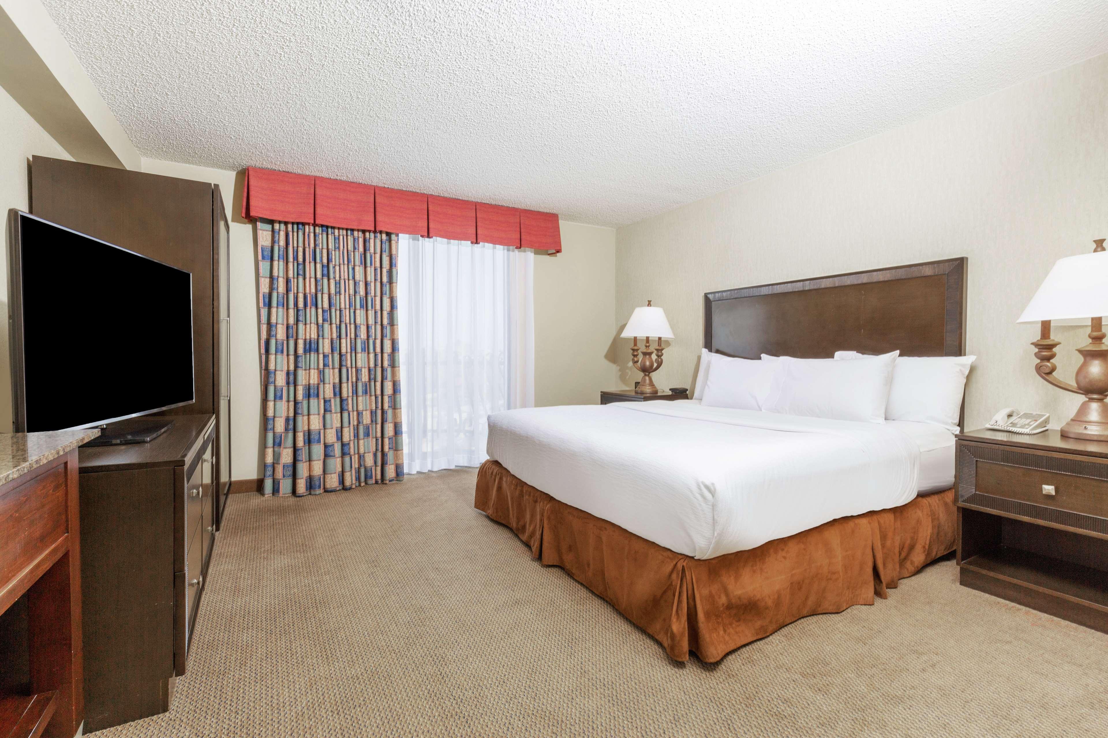 Embassy Suites By Hilton Kansas City Plaza Bagian luar foto