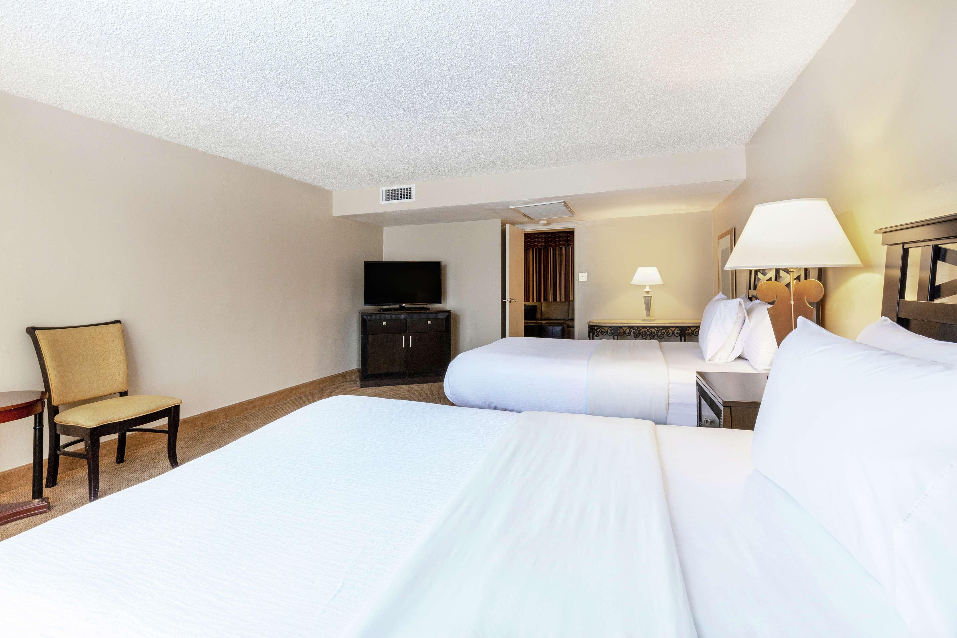 Embassy Suites By Hilton Kansas City Plaza Bagian luar foto