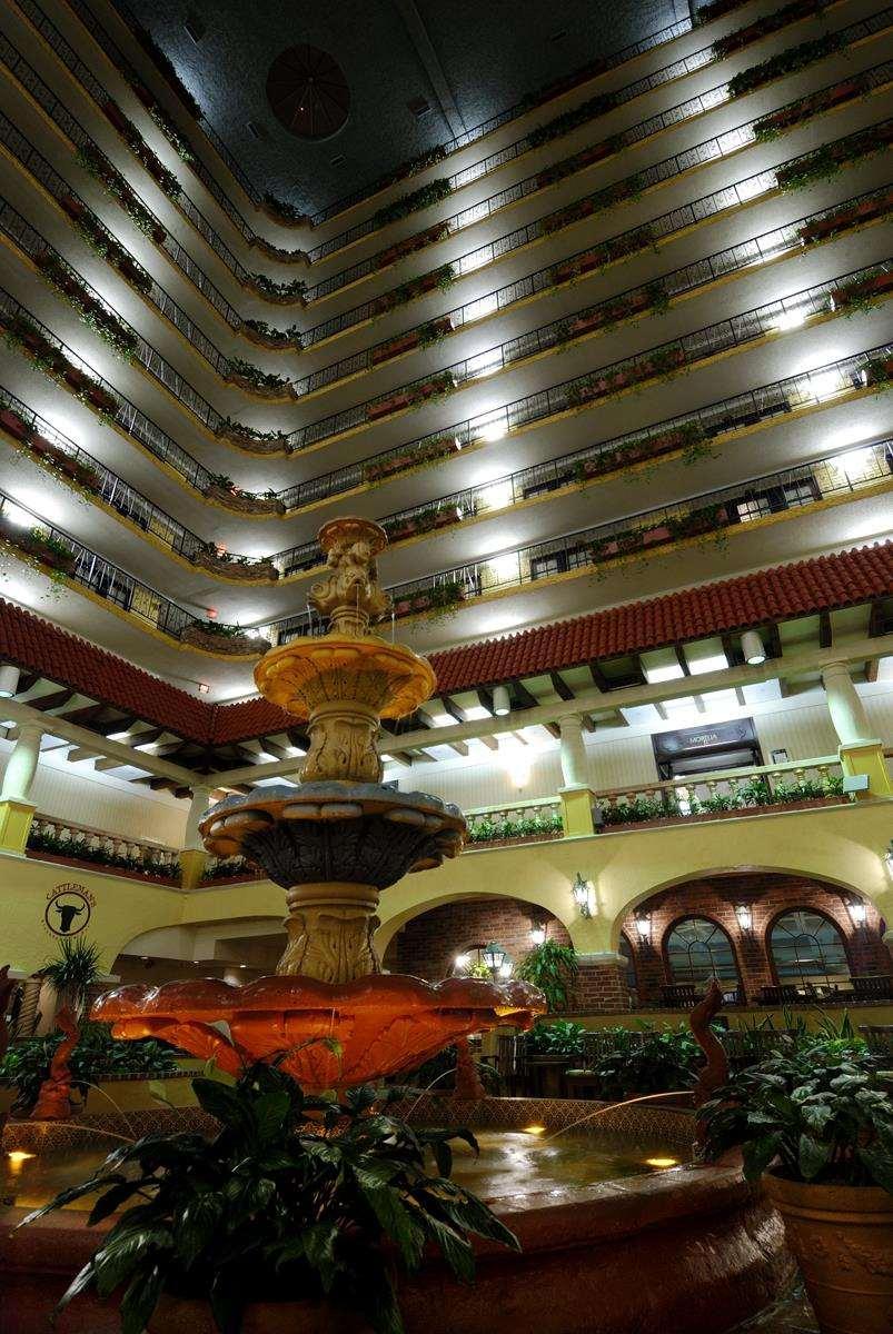 Embassy Suites By Hilton Kansas City Plaza Bagian luar foto