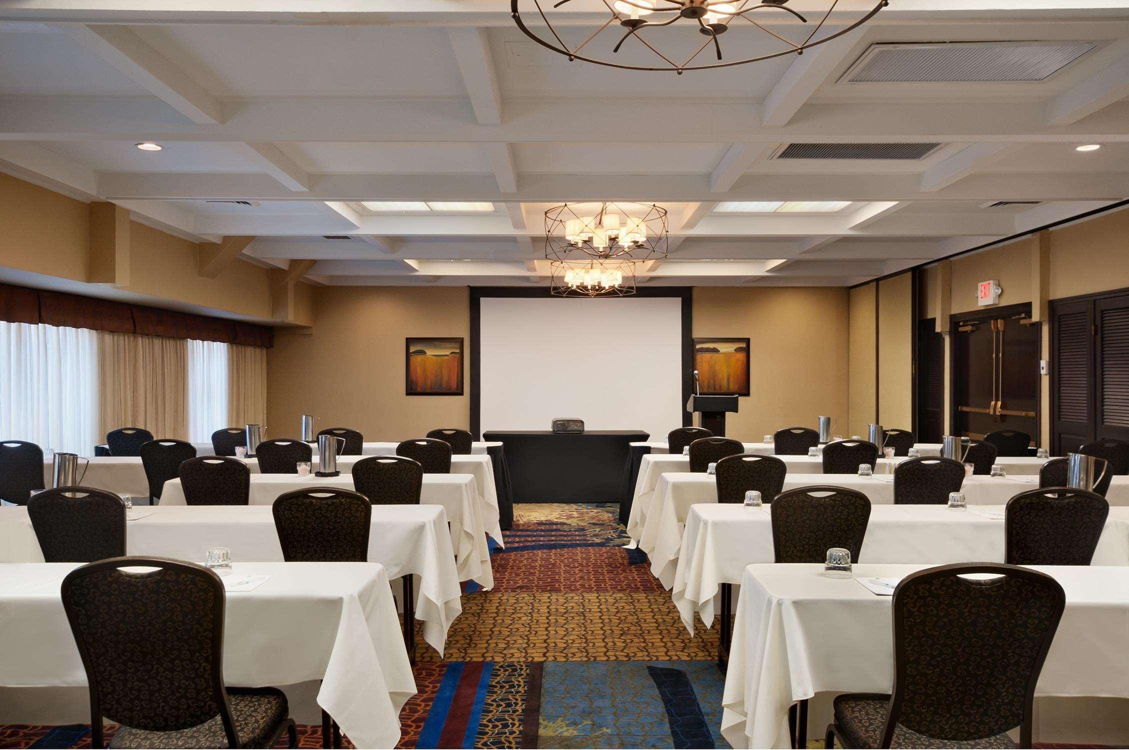 Embassy Suites By Hilton Kansas City Plaza Bagian luar foto