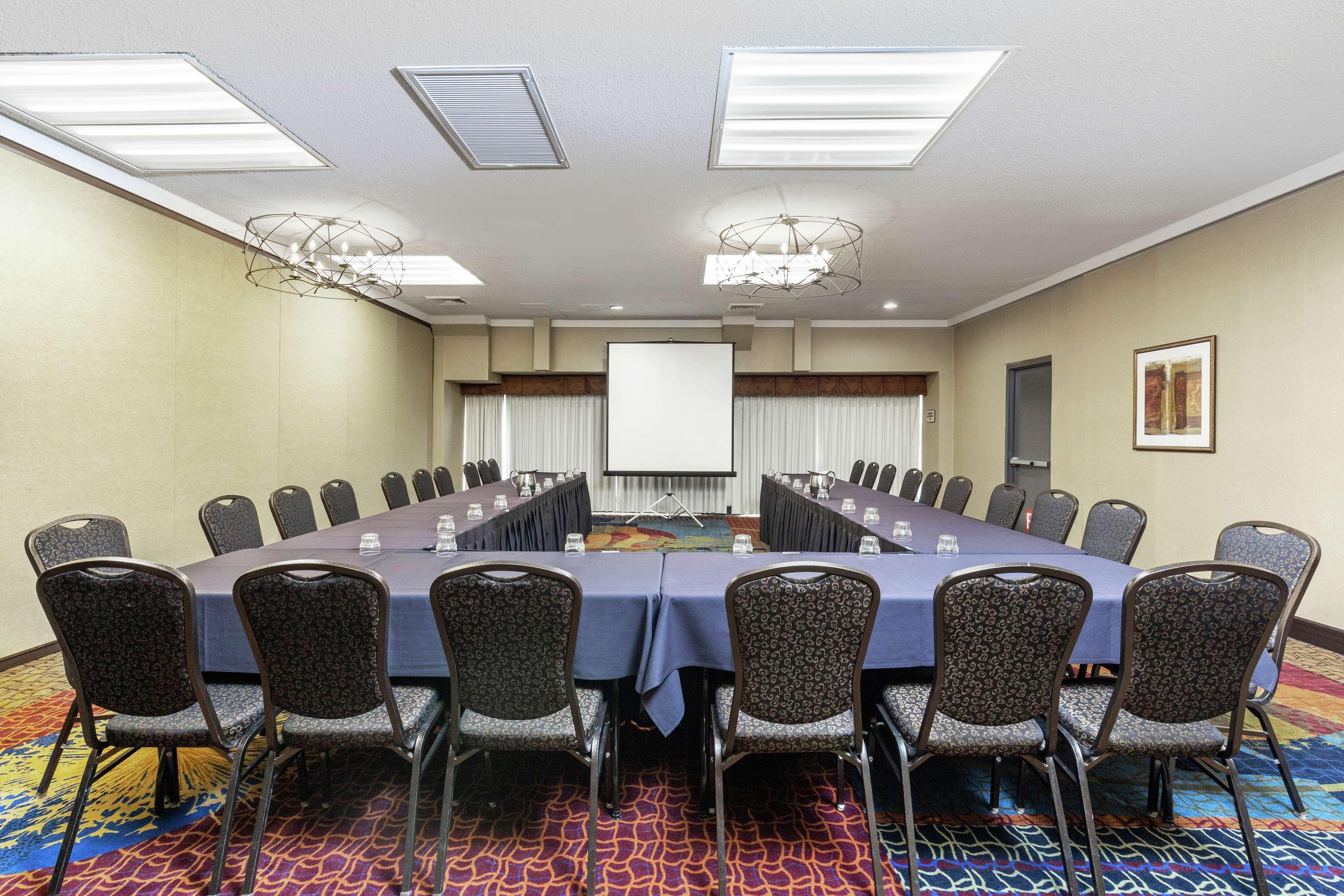 Embassy Suites By Hilton Kansas City Plaza Bagian luar foto