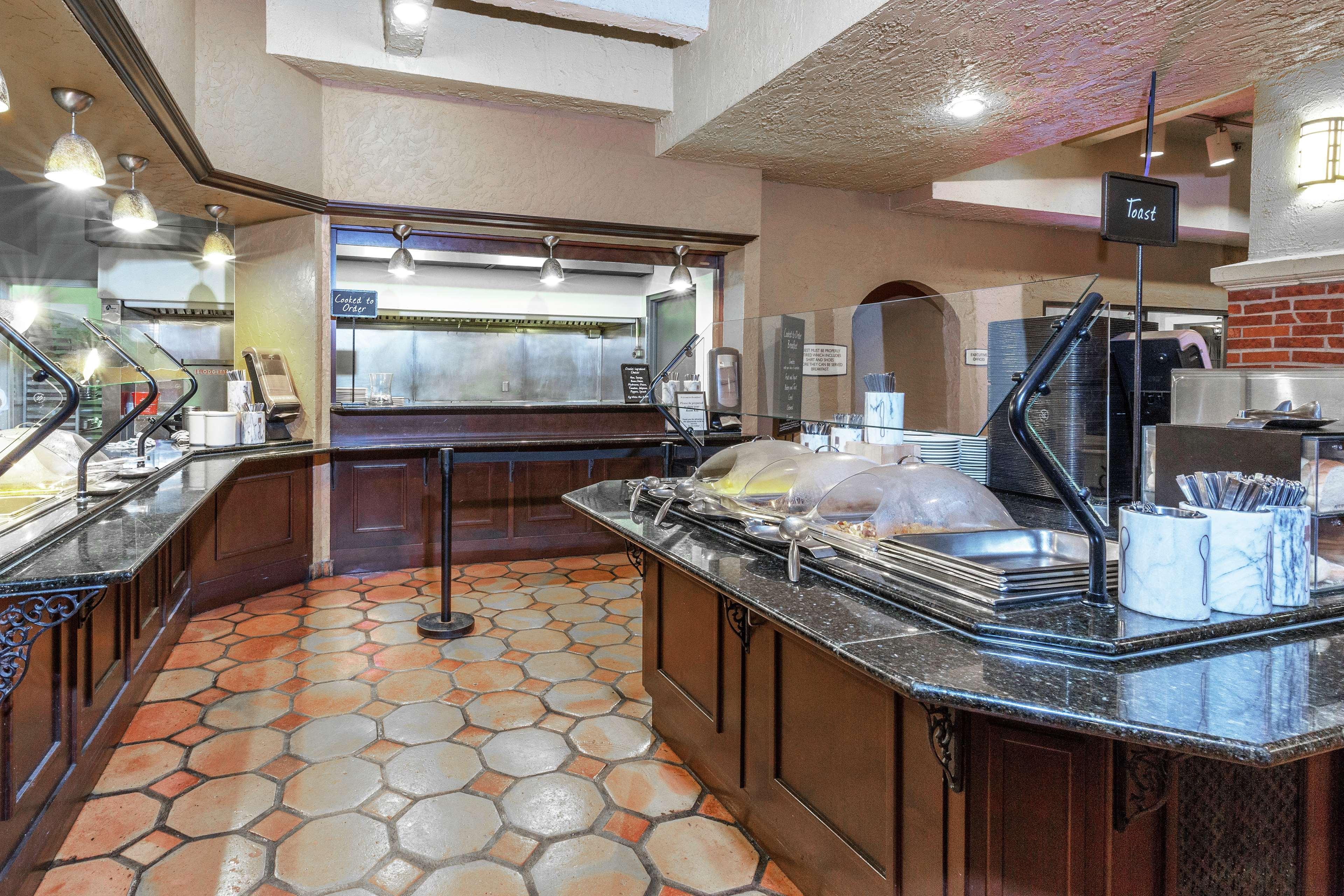 Embassy Suites By Hilton Kansas City Plaza Bagian luar foto