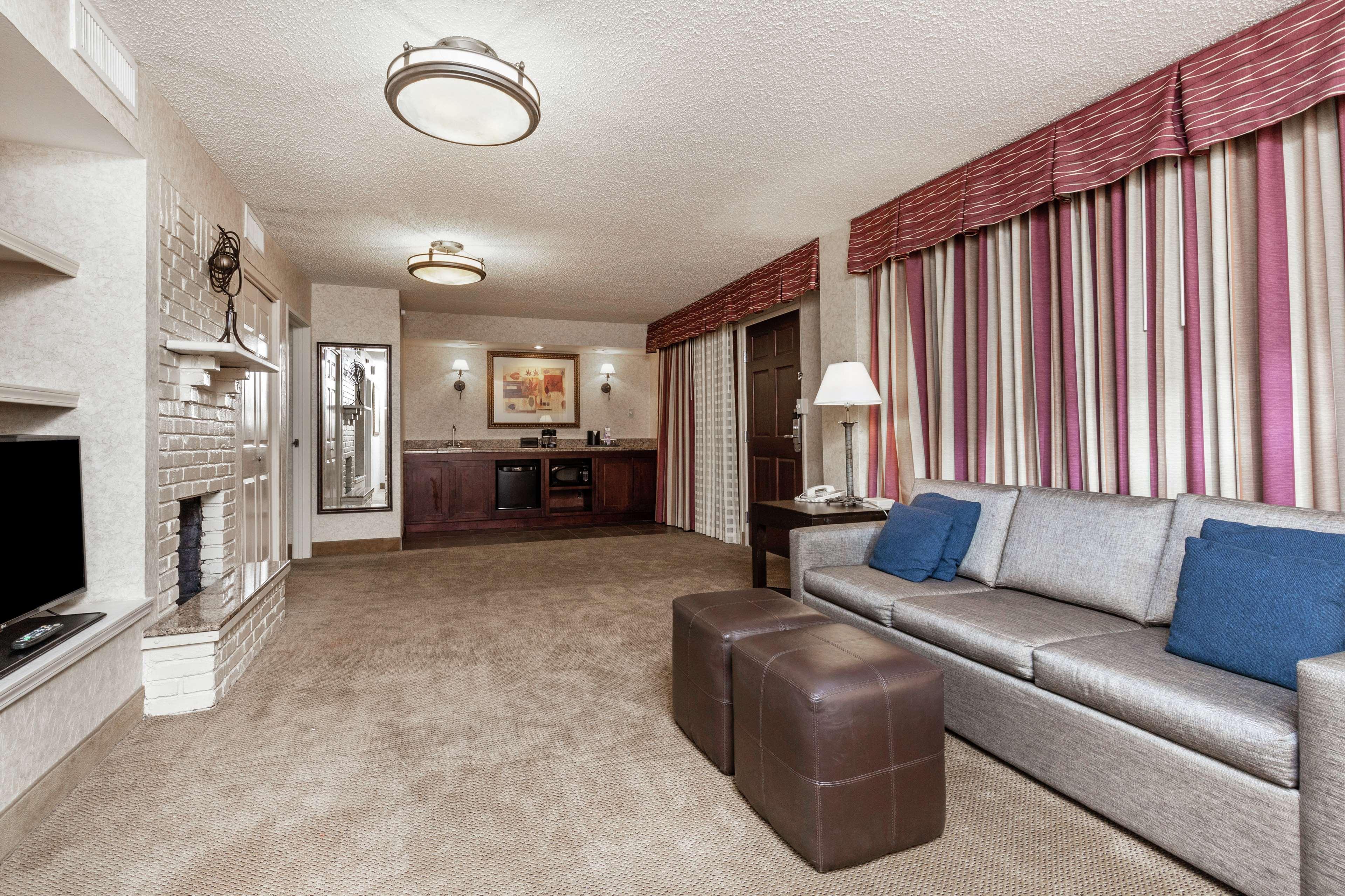 Embassy Suites By Hilton Kansas City Plaza Bagian luar foto