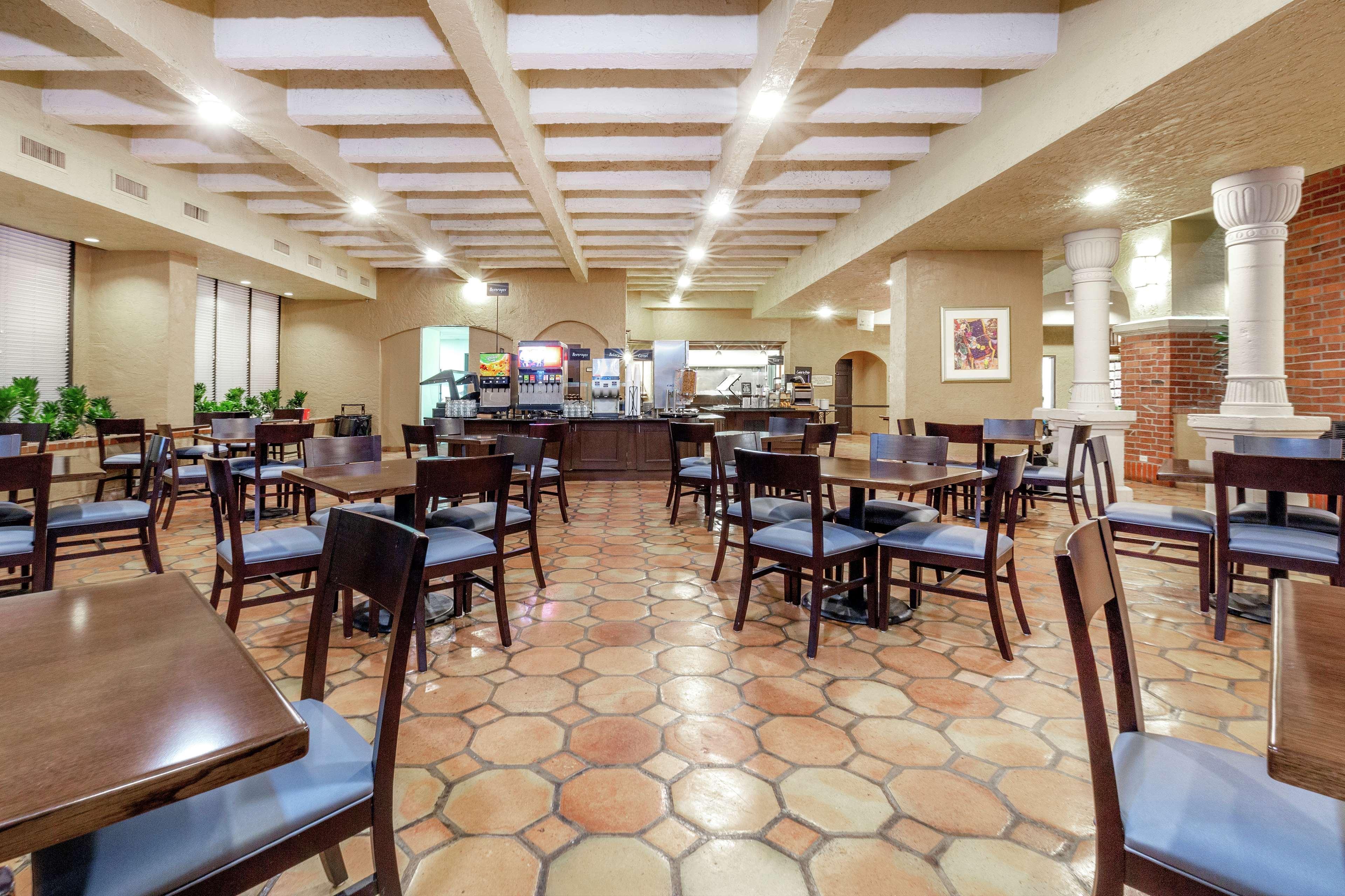 Embassy Suites By Hilton Kansas City Plaza Bagian luar foto