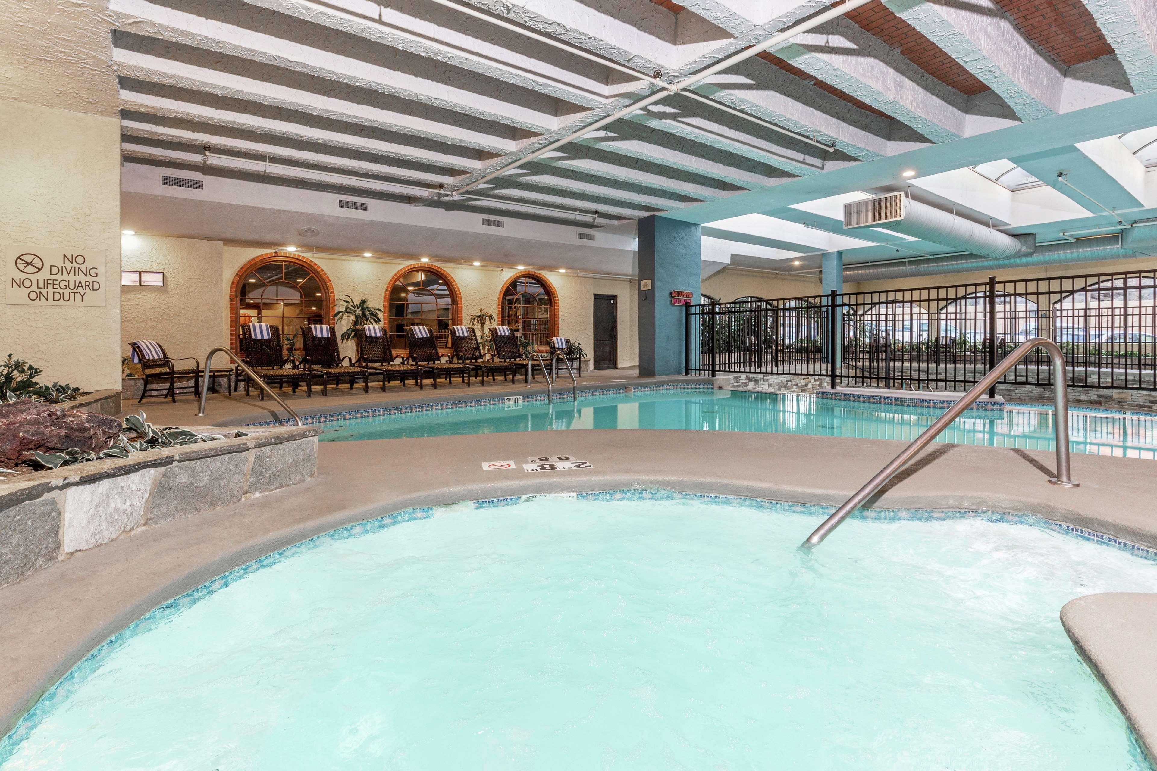 Embassy Suites By Hilton Kansas City Plaza Bagian luar foto