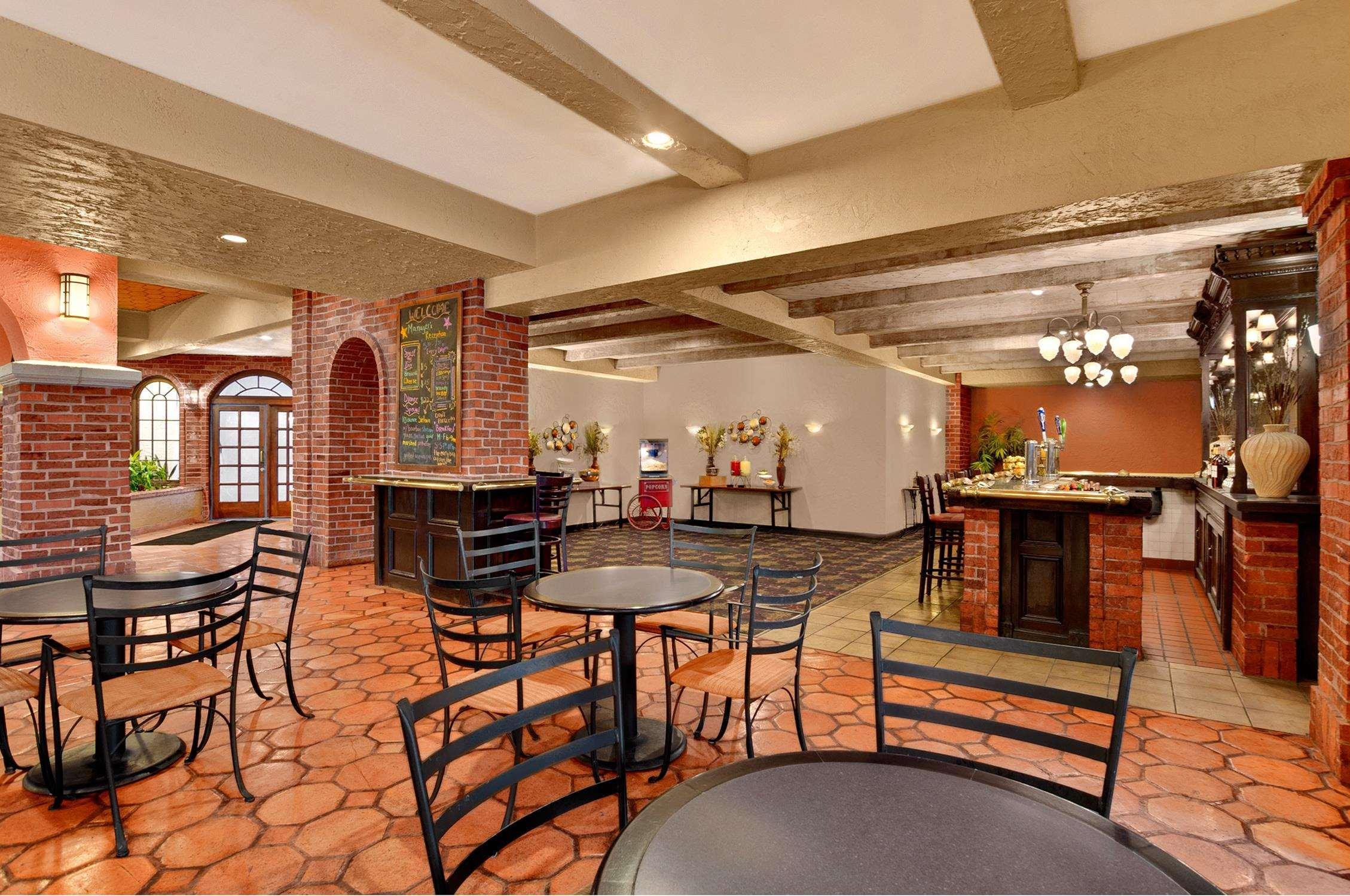 Embassy Suites By Hilton Kansas City Plaza Bagian luar foto