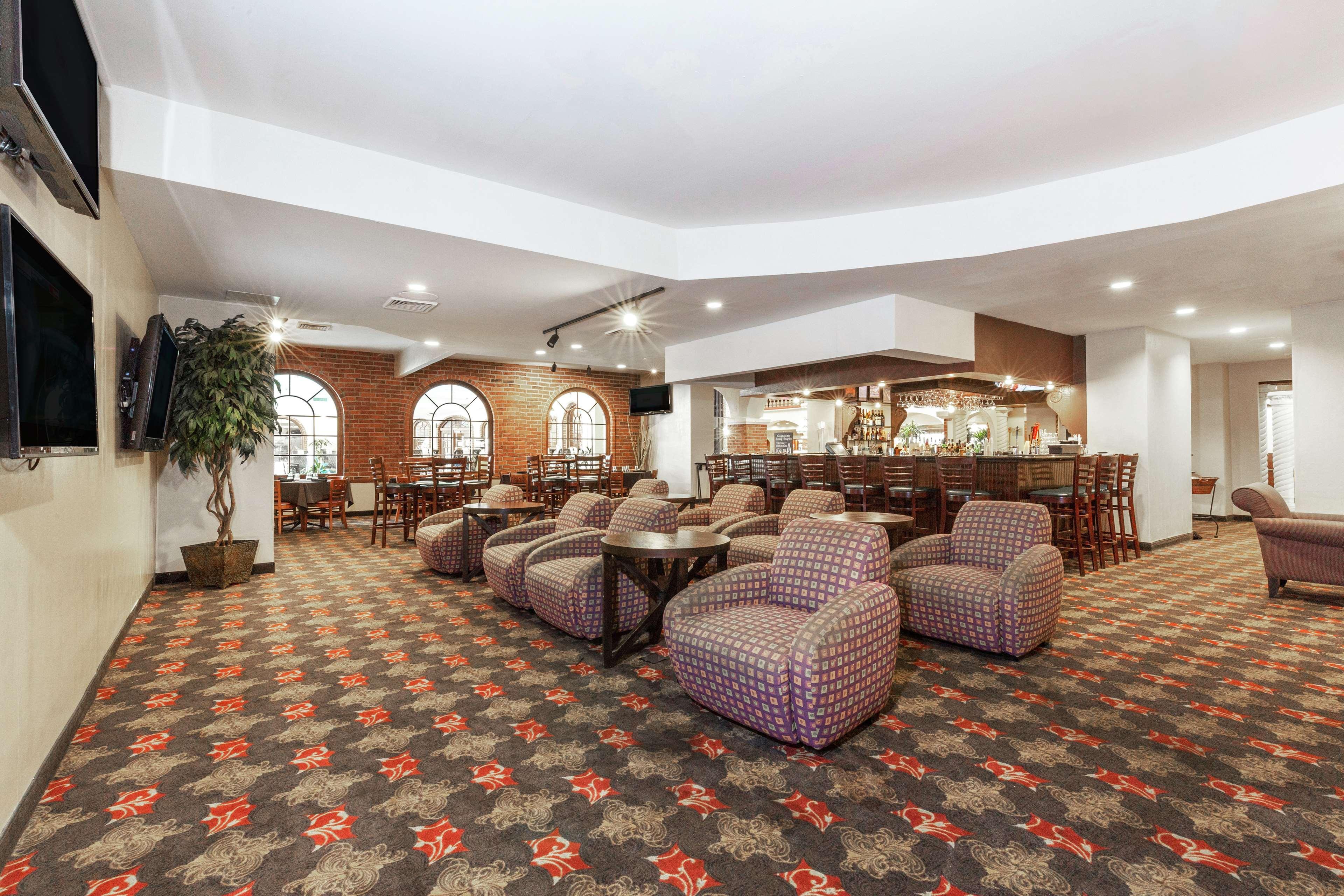 Embassy Suites By Hilton Kansas City Plaza Bagian luar foto