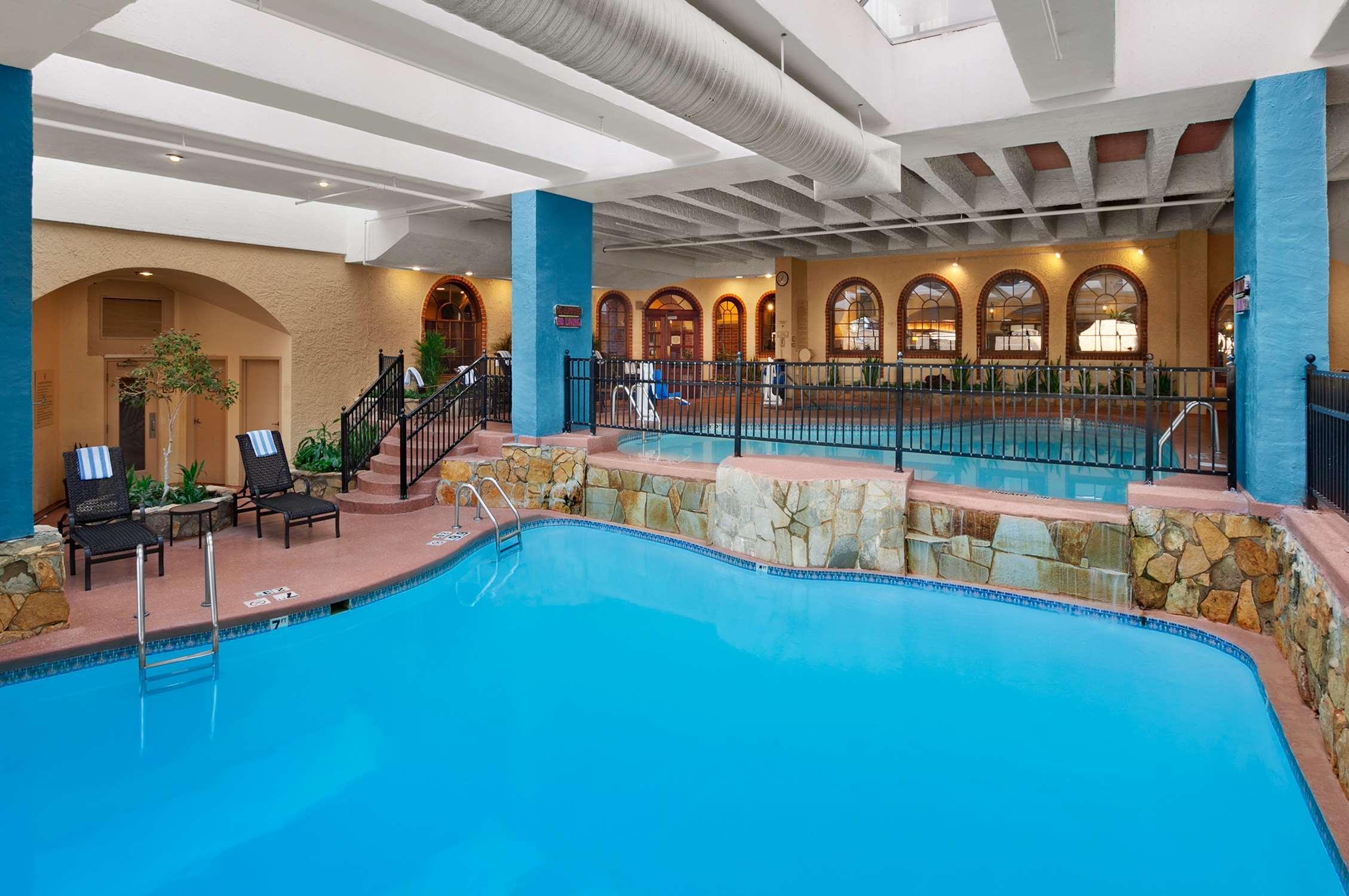 Embassy Suites By Hilton Kansas City Plaza Bagian luar foto