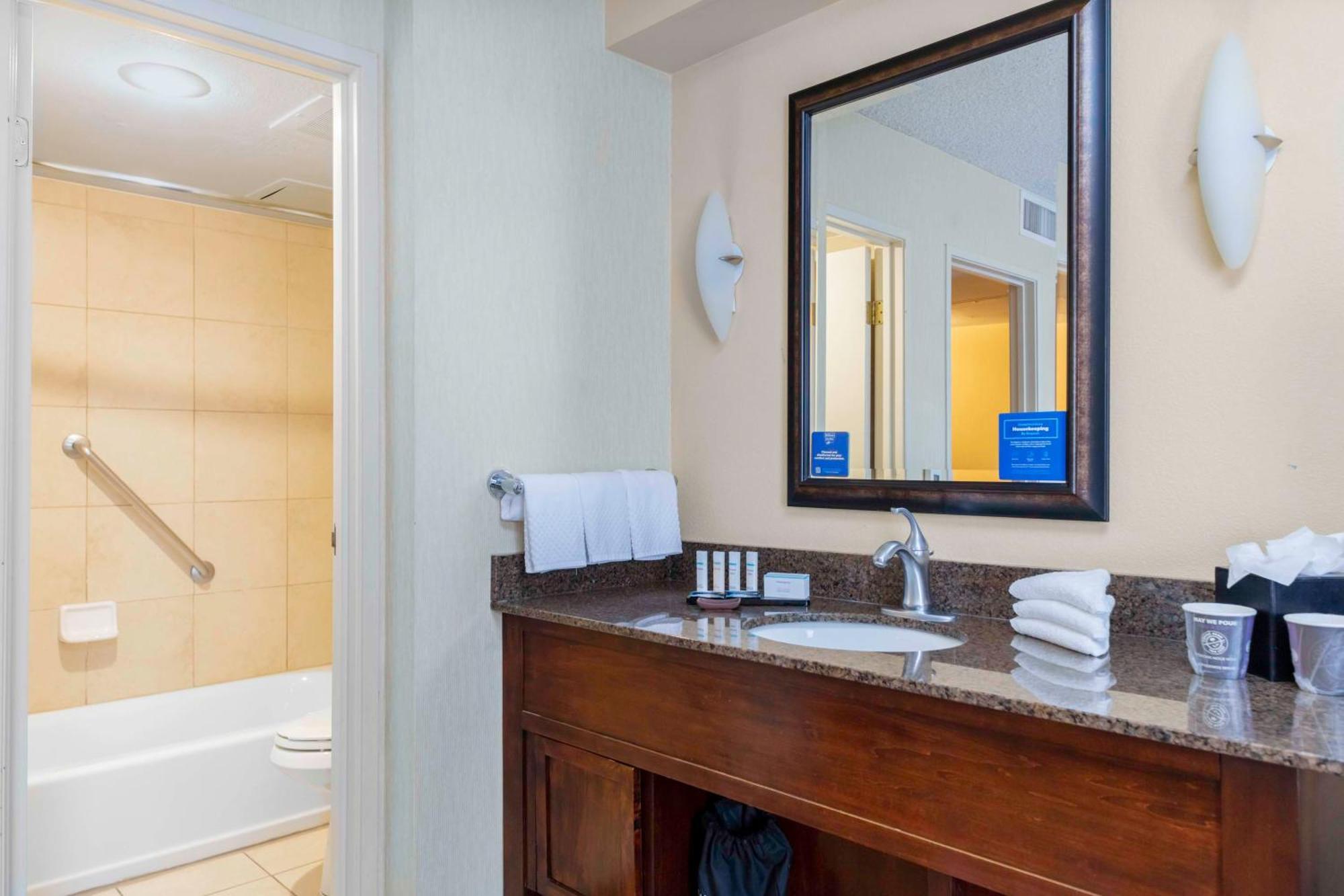 Embassy Suites By Hilton Kansas City Plaza Bagian luar foto