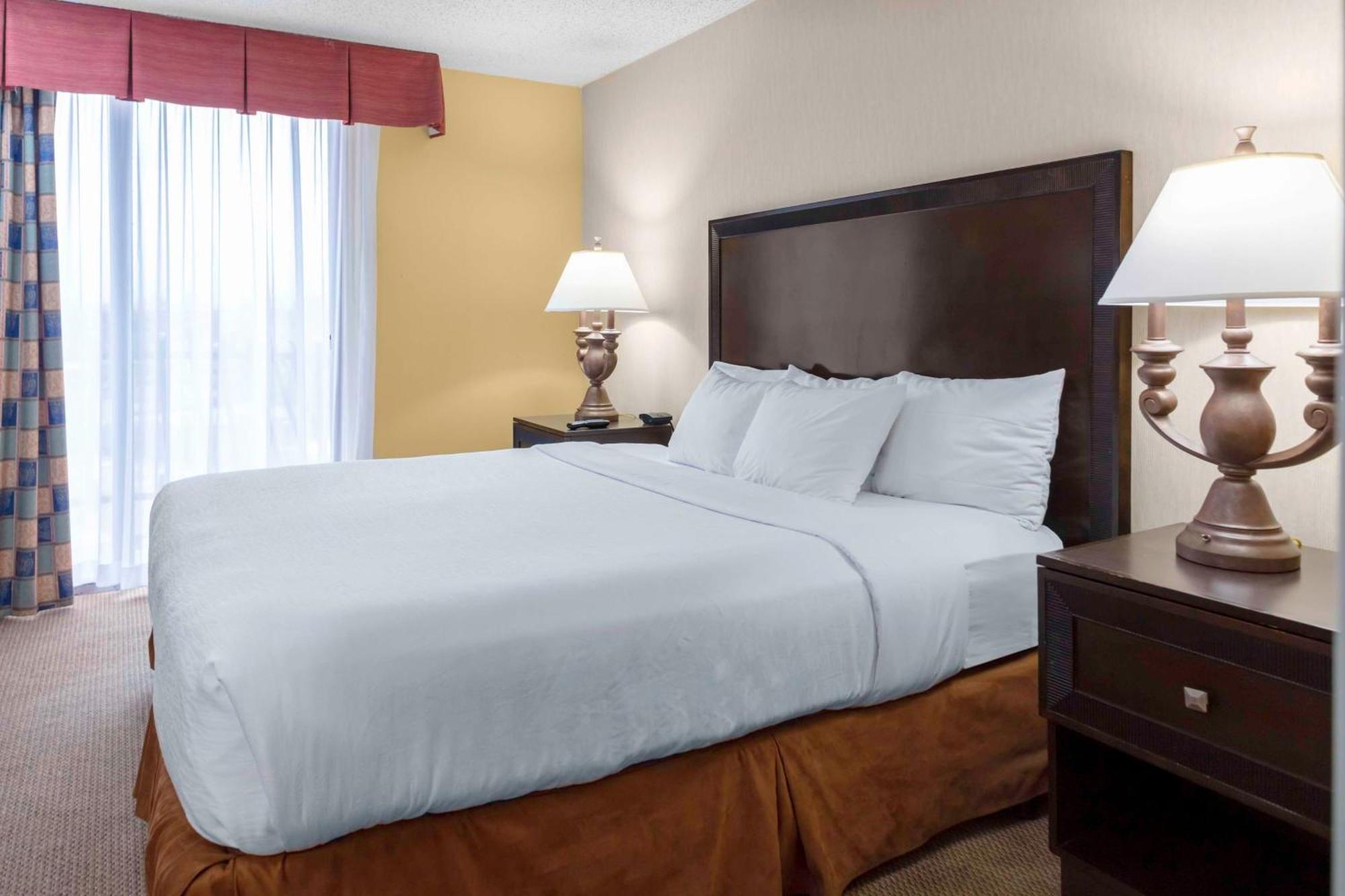 Embassy Suites By Hilton Kansas City Plaza Bagian luar foto