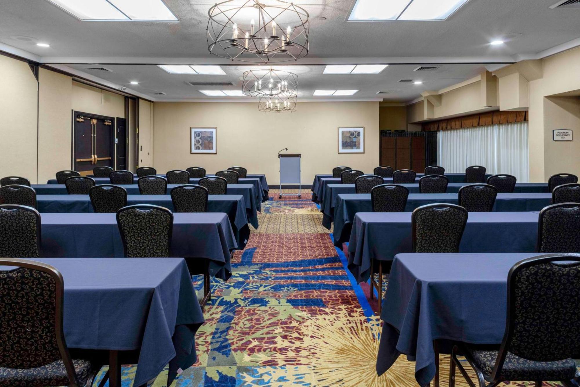 Embassy Suites By Hilton Kansas City Plaza Bagian luar foto