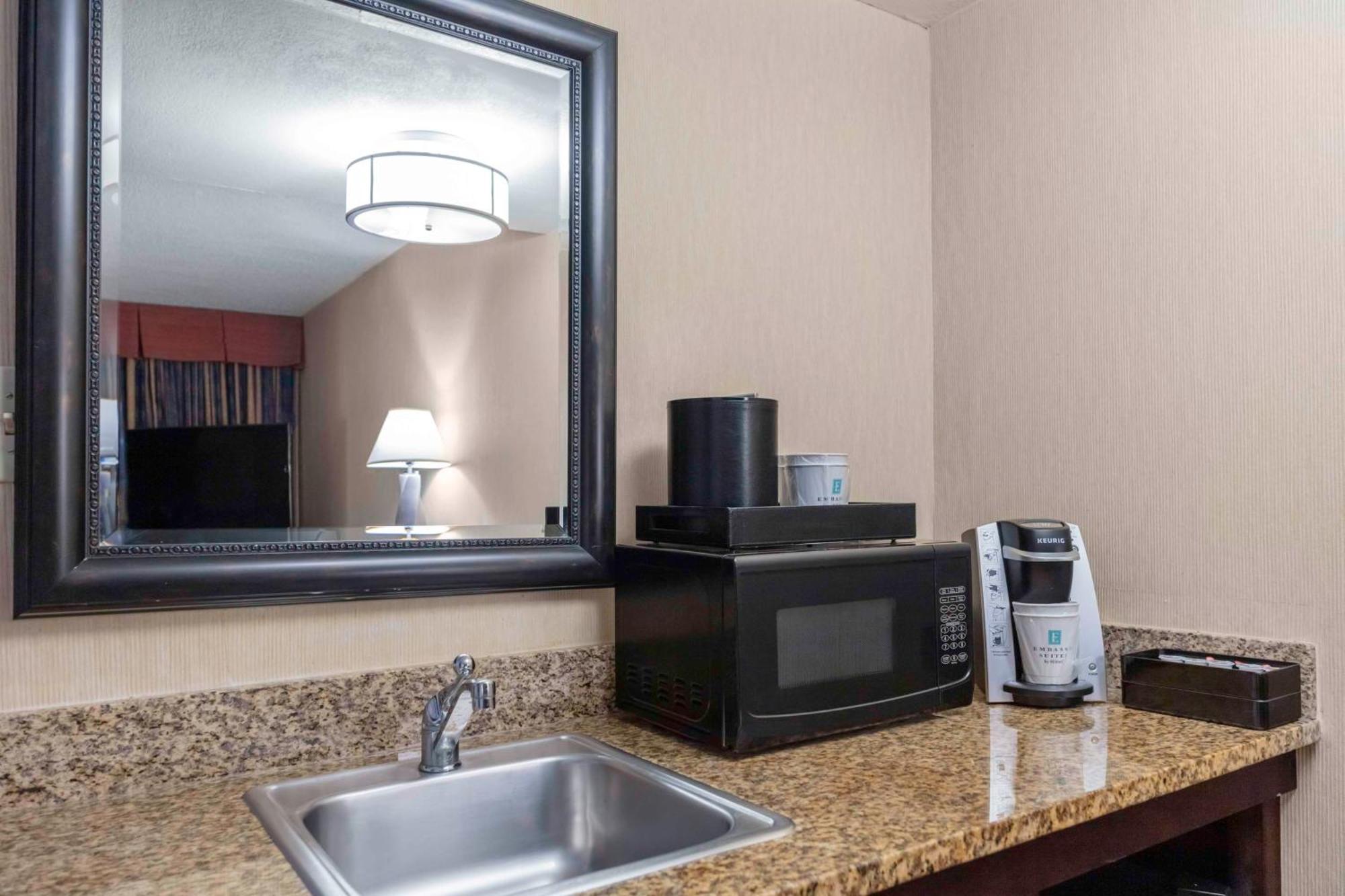 Embassy Suites By Hilton Kansas City Plaza Bagian luar foto