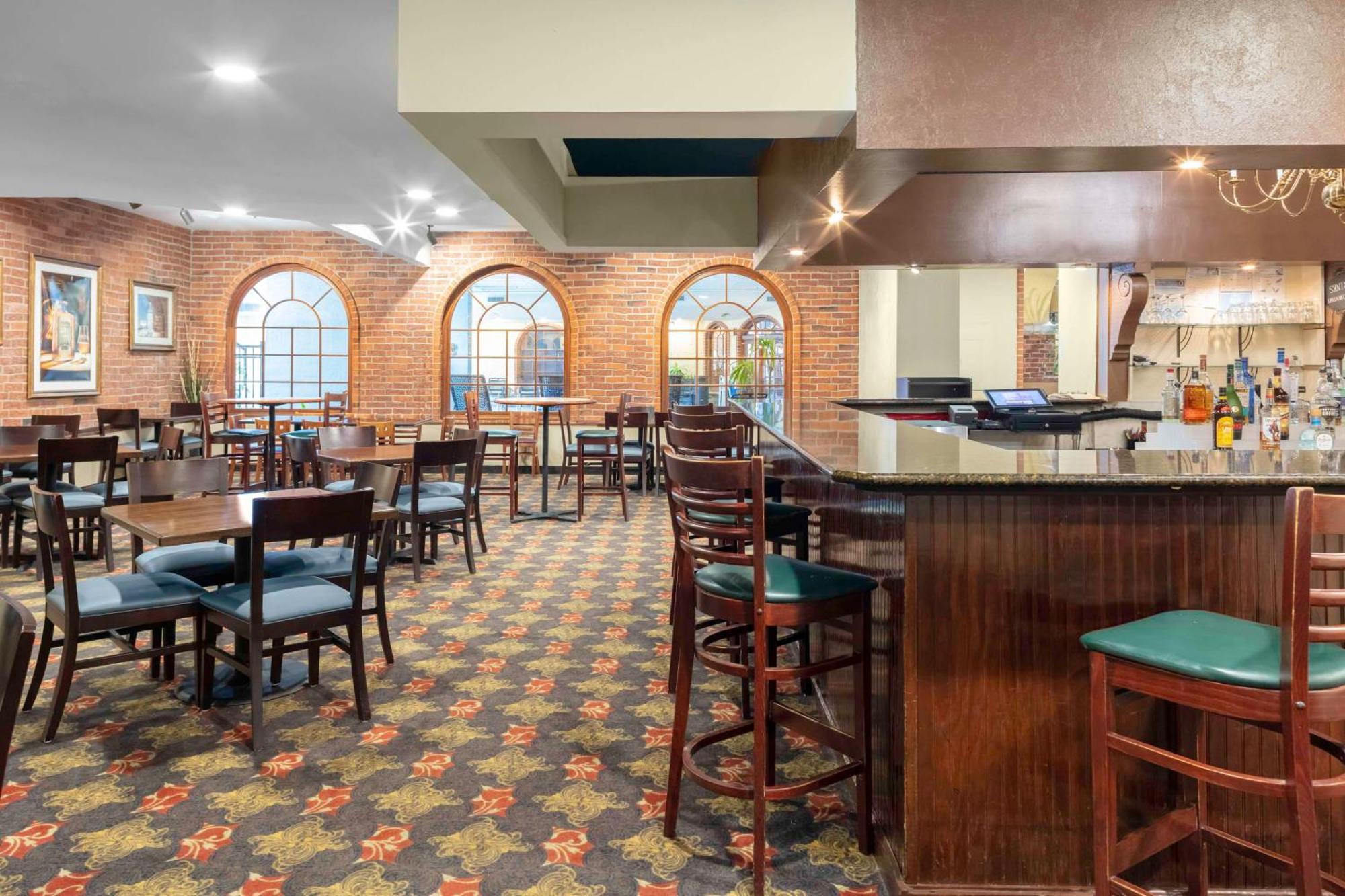 Embassy Suites By Hilton Kansas City Plaza Bagian luar foto