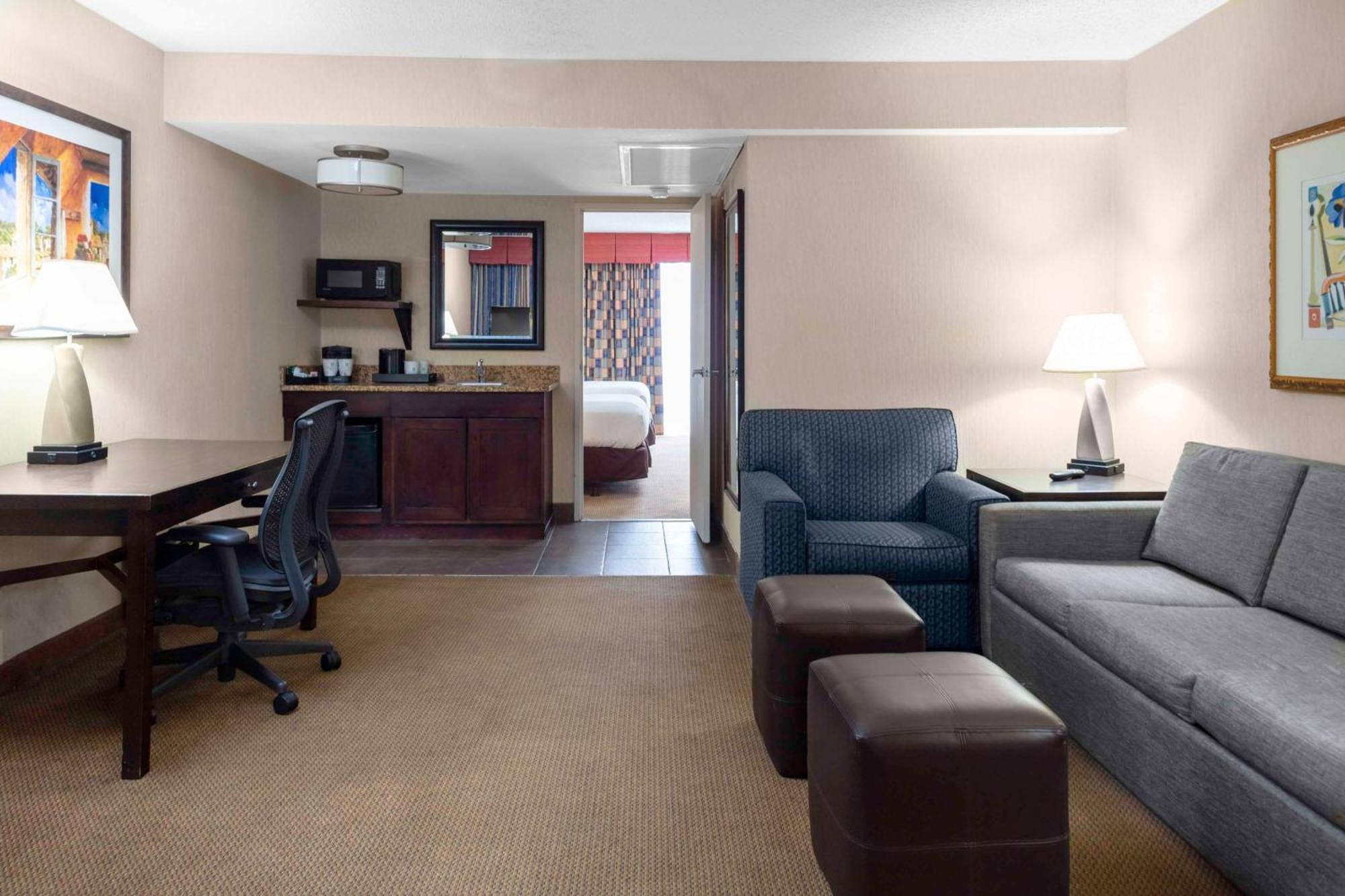 Embassy Suites By Hilton Kansas City Plaza Bagian luar foto