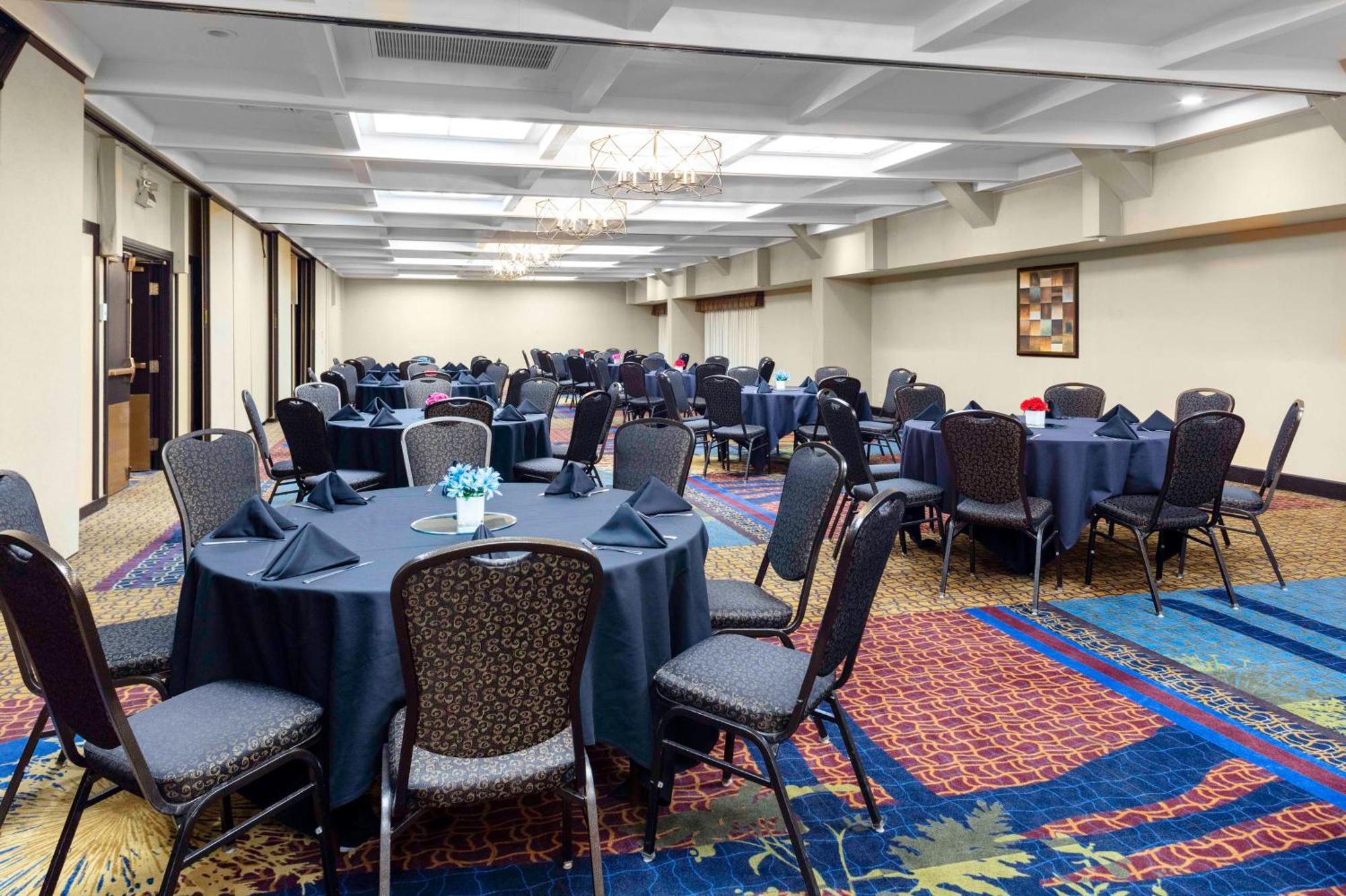 Embassy Suites By Hilton Kansas City Plaza Bagian luar foto