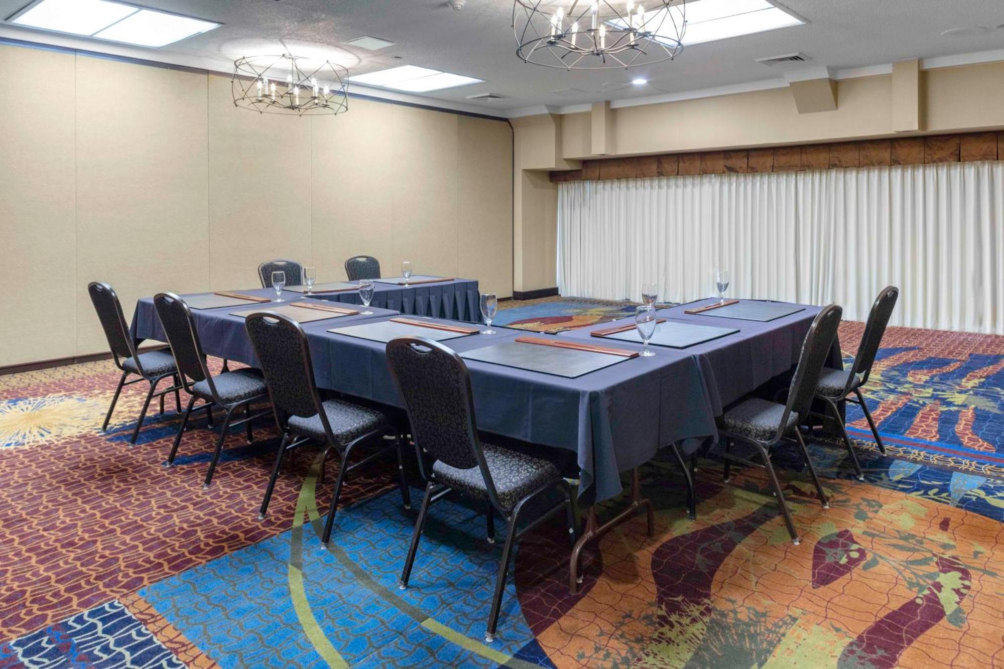 Embassy Suites By Hilton Kansas City Plaza Bagian luar foto