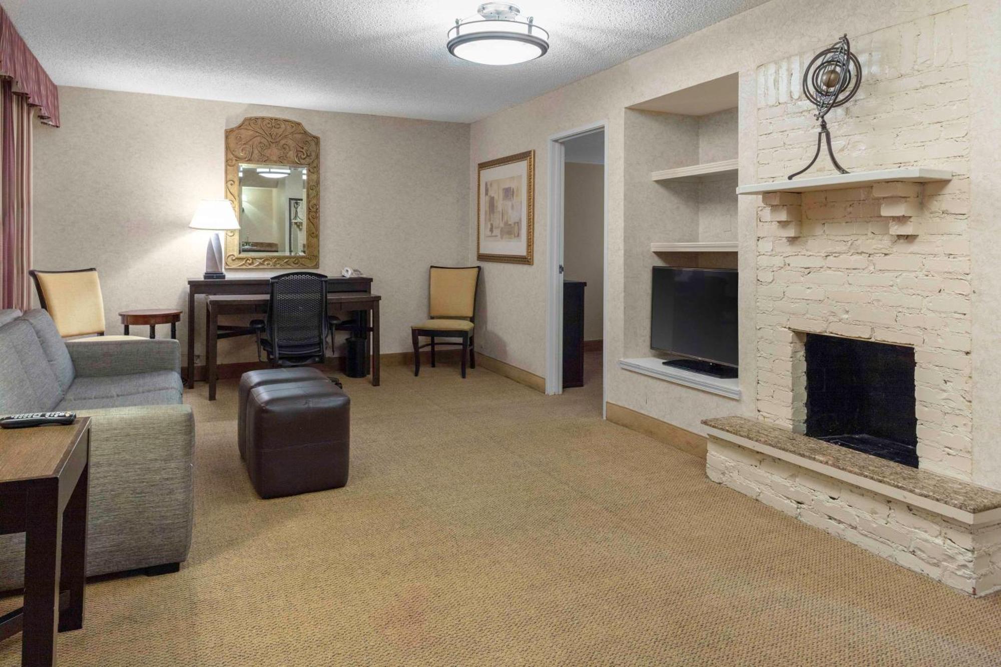 Embassy Suites By Hilton Kansas City Plaza Bagian luar foto