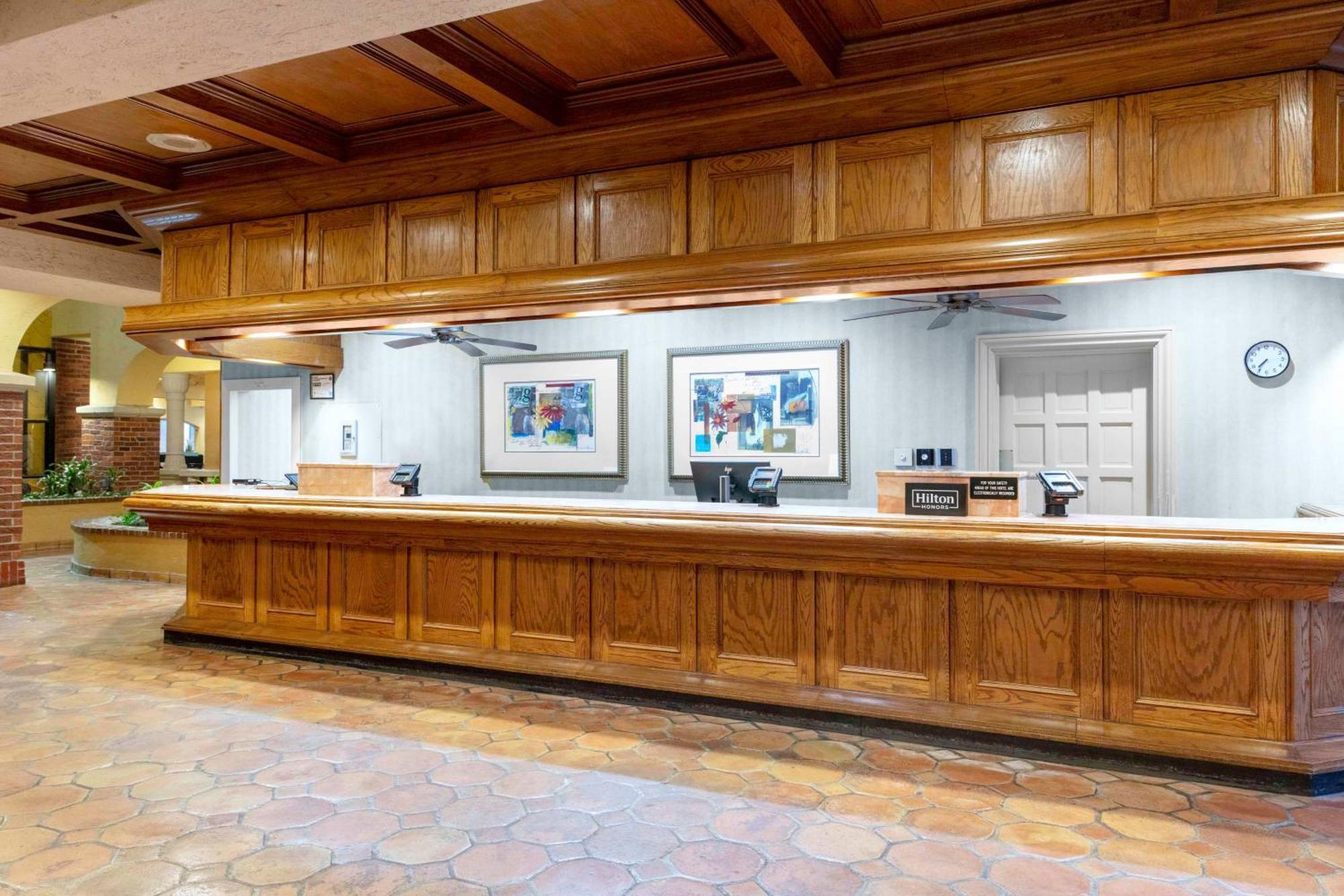 Embassy Suites By Hilton Kansas City Plaza Bagian luar foto