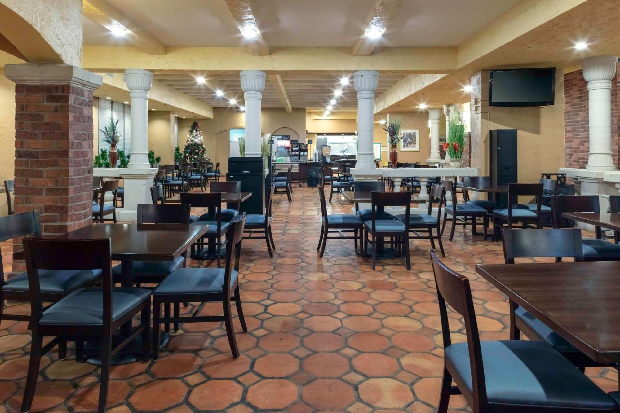 Embassy Suites By Hilton Kansas City Plaza Bagian luar foto