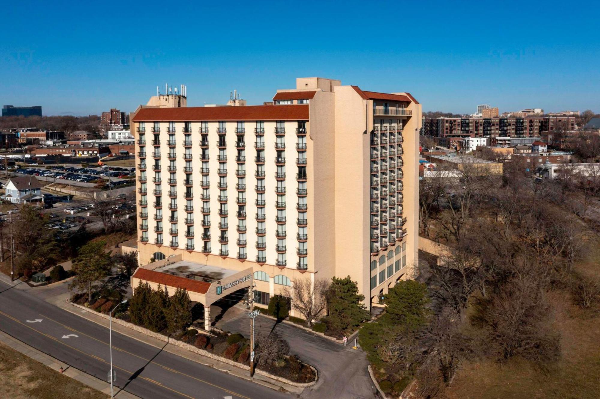 Embassy Suites By Hilton Kansas City Plaza Bagian luar foto