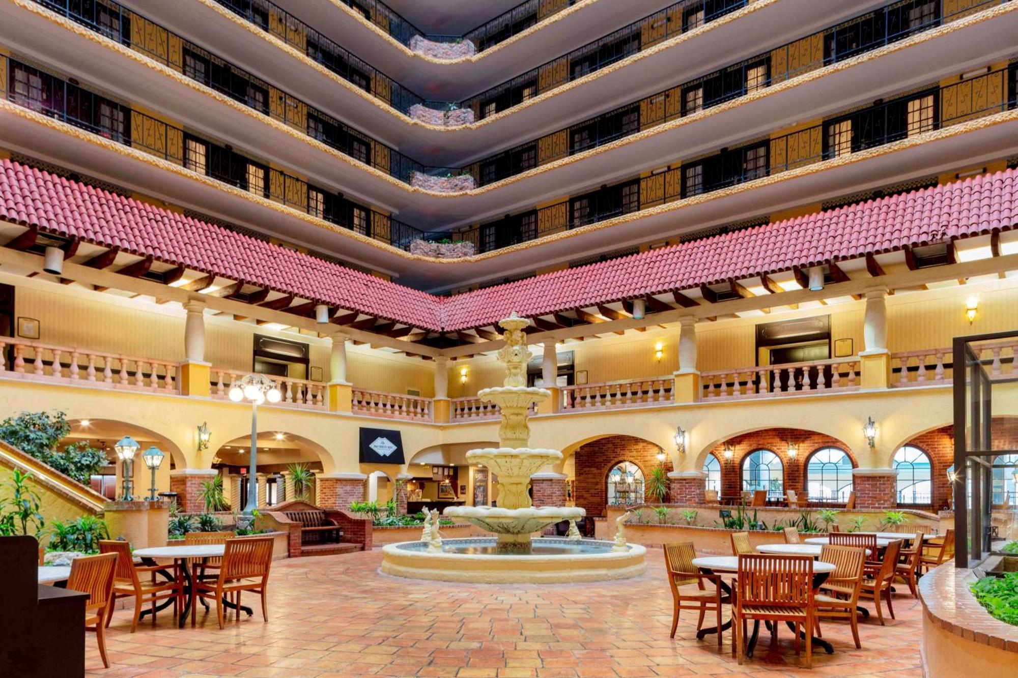 Embassy Suites By Hilton Kansas City Plaza Bagian luar foto